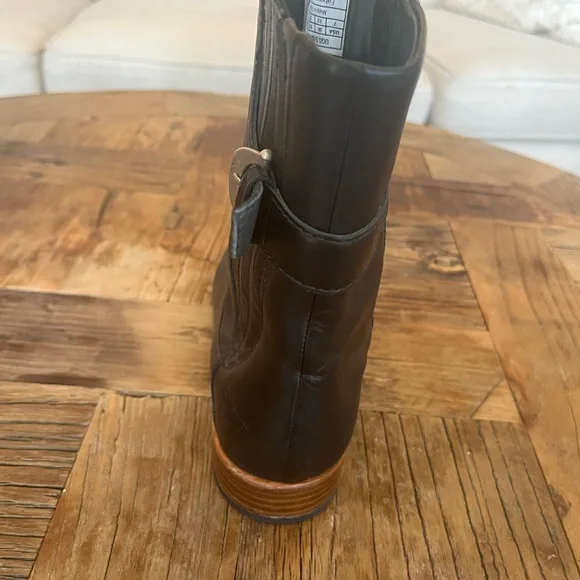 UGG women’s black leather zip boots - Picture 10 of 10